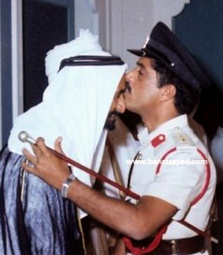 التاريخ الإماراتي قائد شرطة دبي ضاحي خلفان يقبل جبين الشيخ راشد بن سعيد في عيد الفطر أغسطس 1980