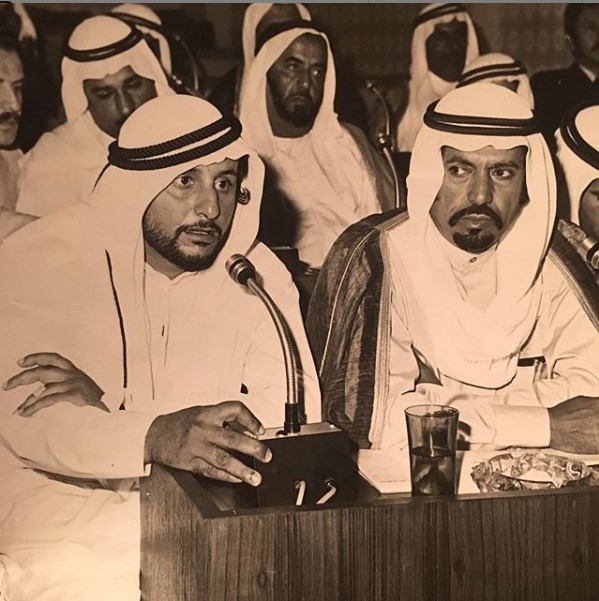 الشيخ-حمدان-محمد-بن-آل-نهيان-وبطي-بن-بشر-في-إحدى-جلسات-المجلس-الوطني-عام1973