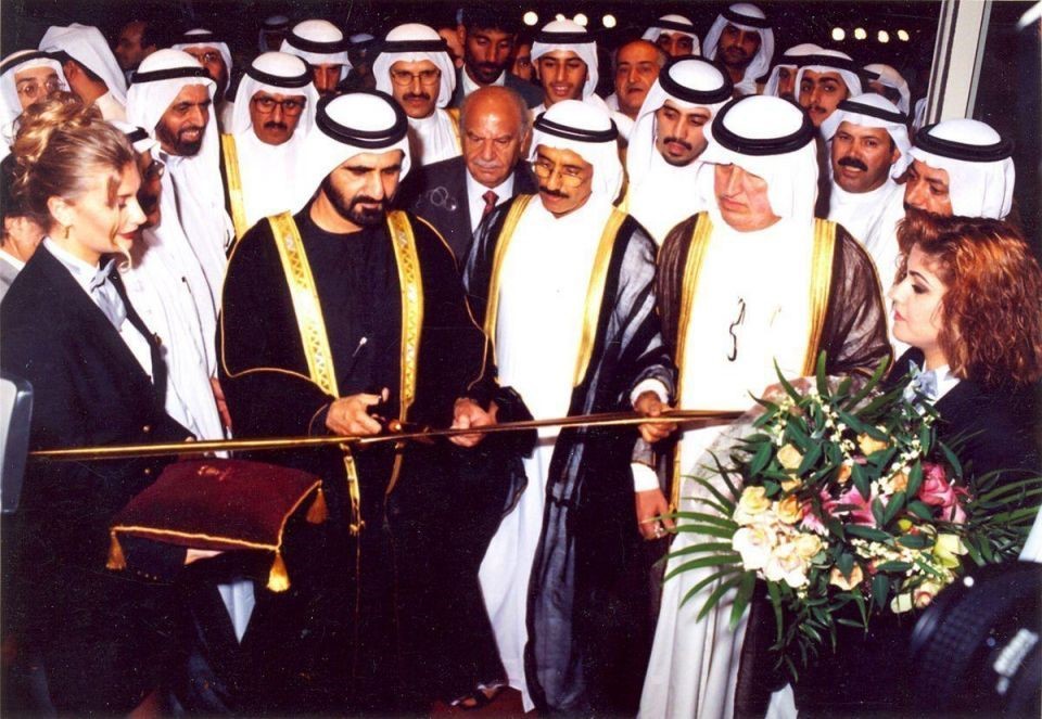 الشيخ محمد بن راشد آل مكتوم أثناء قص الشريط في الافتتاح الرسمي لفندق ميتروبوليتان بالاس في التسعينات.