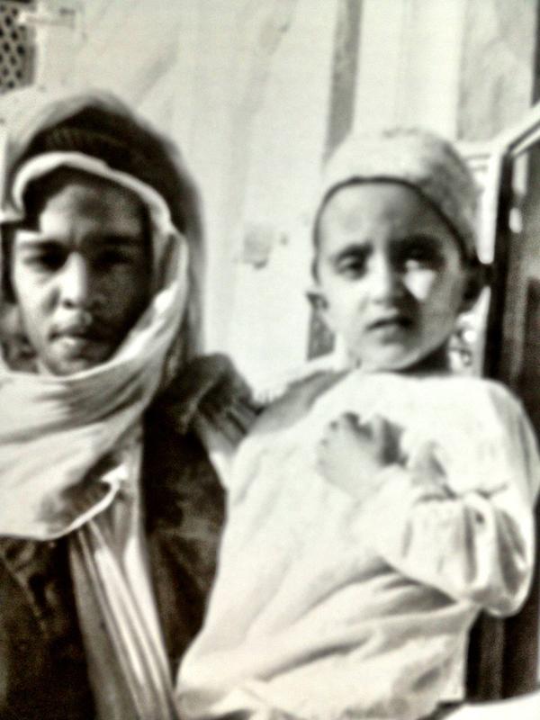 الشيخ-محمد-بن- راشد-حاكم دبي -في -صورة-و-عمره سنتان-يحمله ناصر-خميس-في-بيت -لشيخ سعيد-بالشندقة.