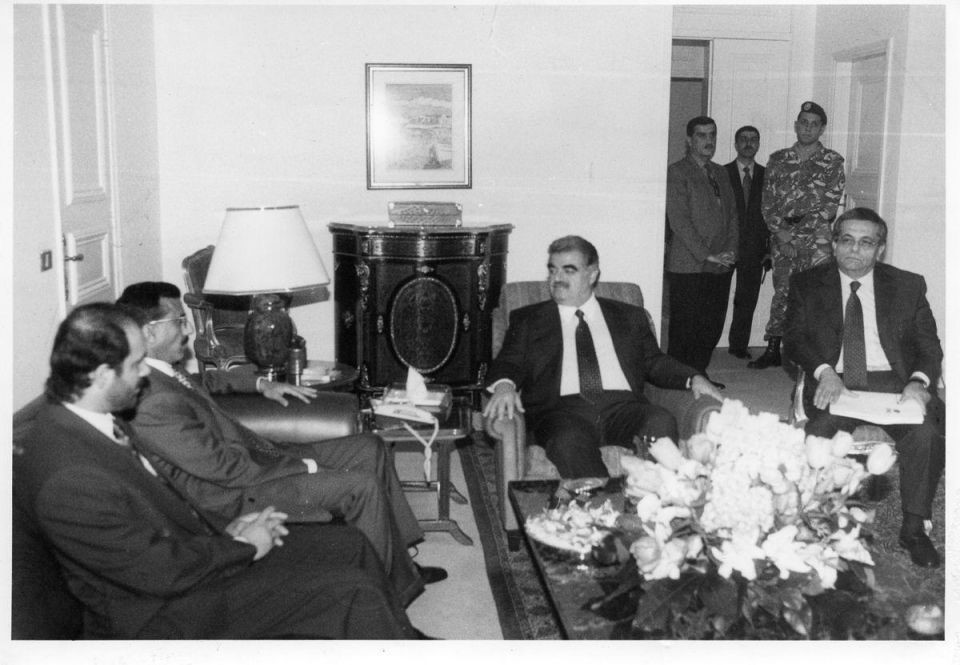 خلف الحبتور ورئيس الوزراء رفيق الحريري في سكن الحريري في لبنان عام 1992