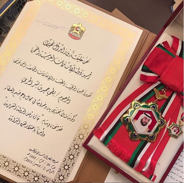 وسام-جائزة-رئيس-الدولة-التقديرية-الذي-منحه-الشيخ-خليفة-بن-زايد-آل-نهيان-للسيد-بطي-بن-بشر-2013