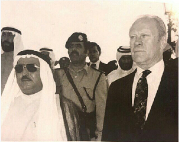 الشيخ سلطان بن محمد القاسمي حاكم الشارقة مع الرئيس الأمريكي السابق جيرالد فيورد في ميدان الرولة في الشارقة عام 1979
