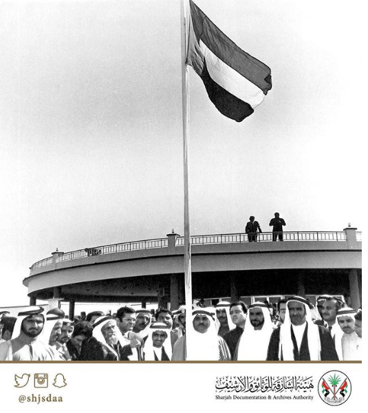 رفع علم دولة الإمارات العربية المتحدة للمرة الأولى في قصر الضيافة في دبي للإعلان عن قيام دولة الاتحاد