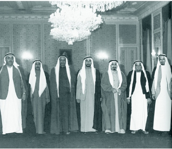 أول صورة للشيخ سلطان بن محمد القاسمي مع أعضاء المجلس الأعلى