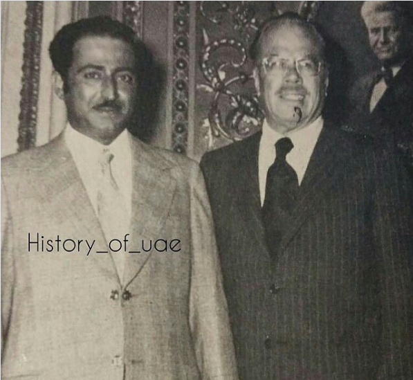 الشيخ سلطان بن محمد القاسمي أثناء مقابلته عضو مجلس الشيوخ الأمريكي في مكاتب المجلس في 1 يونيو 1973