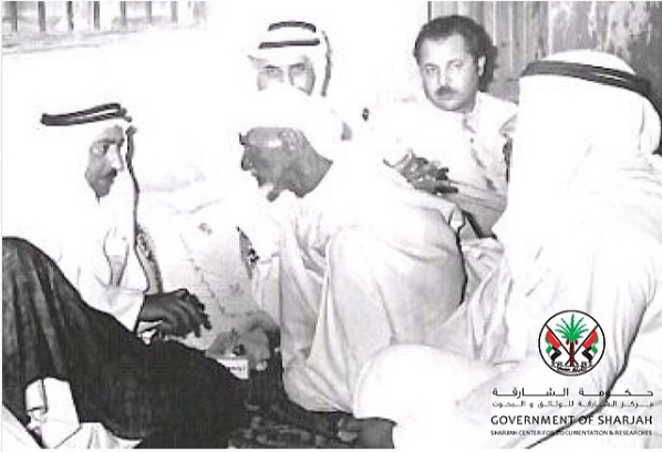 الشيخ سلطان بن محمد القاسمي يستمع إلى أحد المواطنين في مدينة كلباء