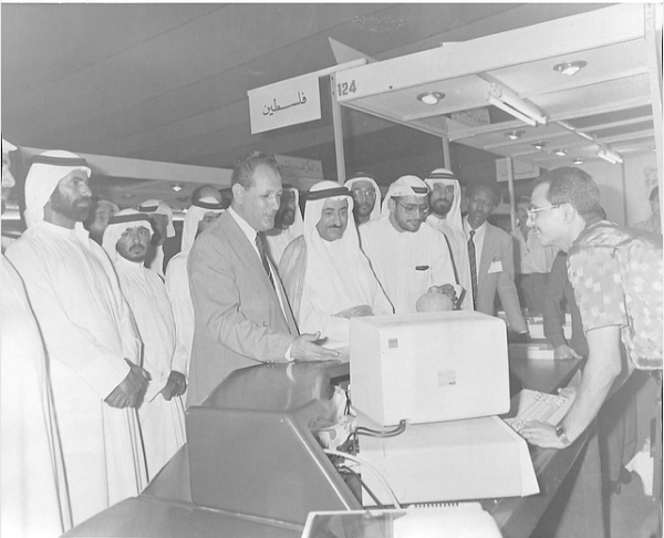 الشيخ سلطان بن محمد القاسمي يفتتح المعرض الأول للكتاب بمركز إكسبو الشارقة في الثامن عشر من يناير 1982