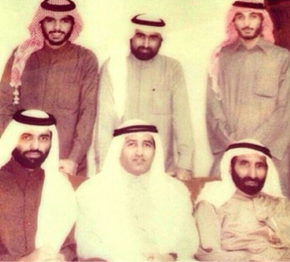 الشيخ صقر بن محمد القاسمي مع عدد من أنجاله