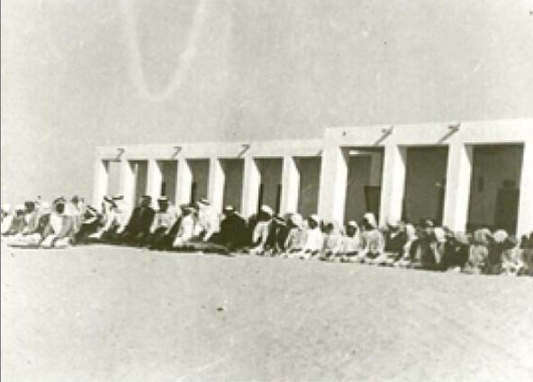 طلاب مدرسة القاسمية في الشارقة يؤدون صلاة الظهر مع مدرسيهم عام 1953