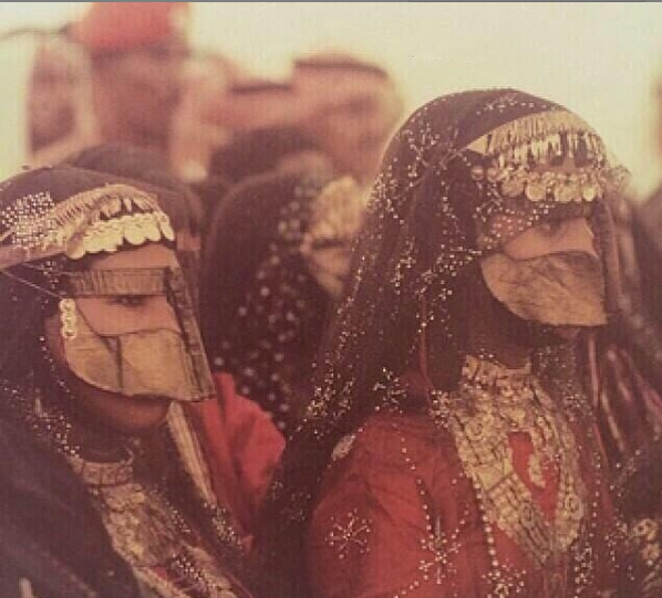 نساء من أبوظبي بالحلي التقليدية في إحدى المناسبات في نهاية الستينات من القرن الماضي